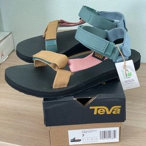Tevas universals light multi size 7 sandals NWT